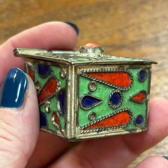 Vintage silver metal trinket box inlaid stone hinged lid blue green red enamel - Picture 5 of 8